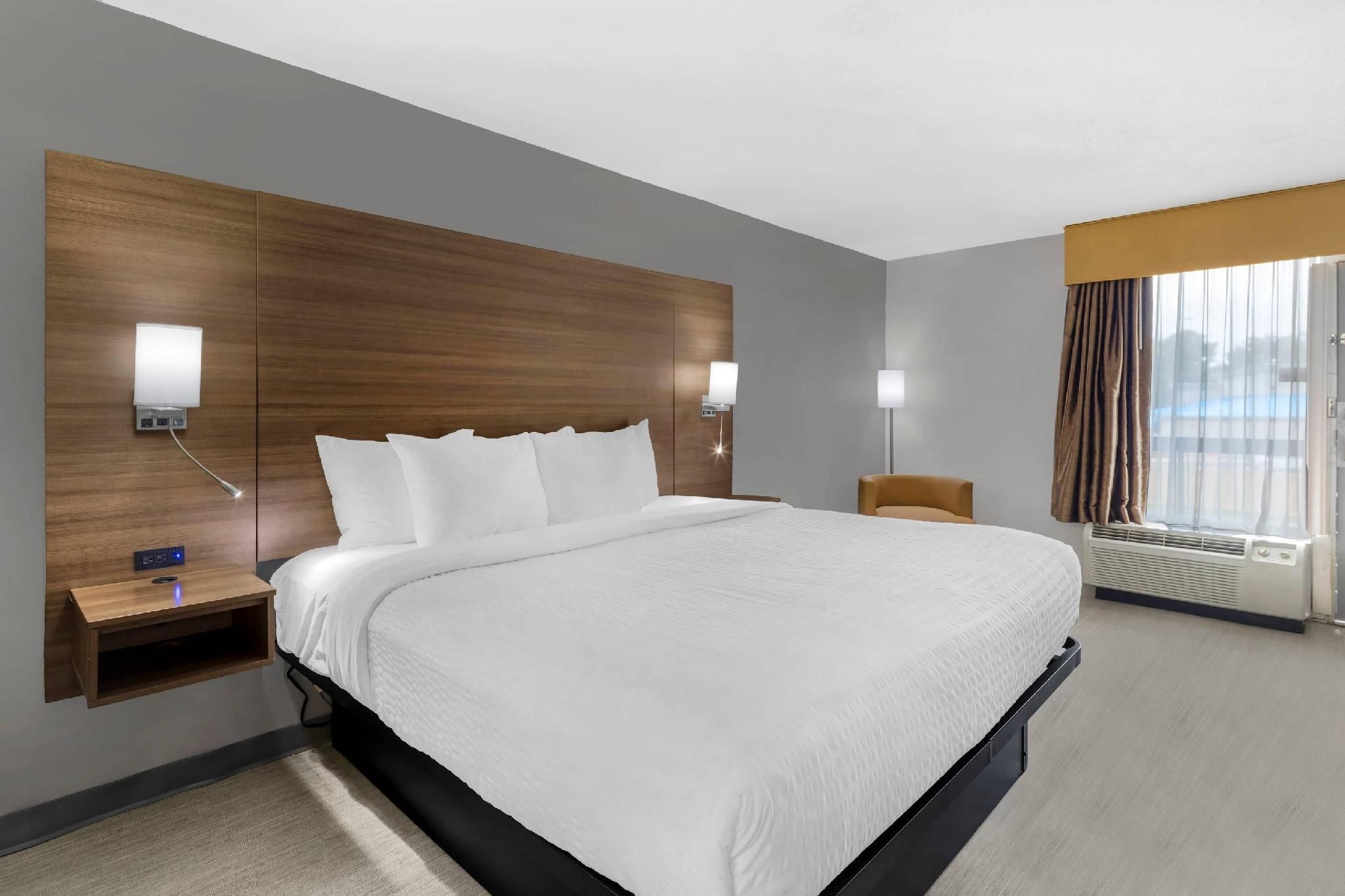 1 King Bed, Nonsmoking, Accessible