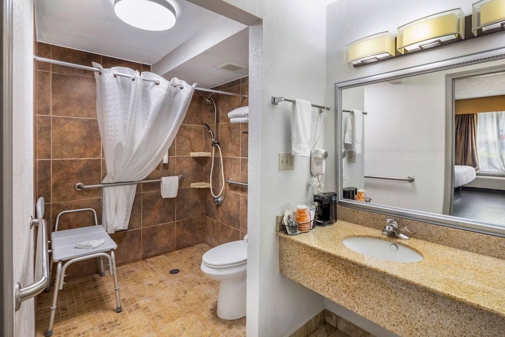 Clarion Pointe Morrow - Atlanta South Room, 1 King Bed, Accessible, Smoking 5