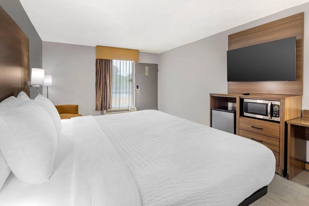 Clarion Pointe Morrow - Atlanta South Room, 1 King Bed, Accessible, Smoking 2