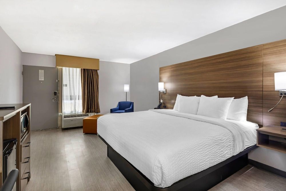 Clarion Pointe Morrow - Atlanta South Room, 1 King Bed, Accessible, Smoking