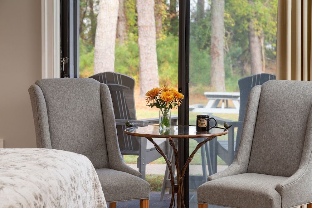 Refuge Inn Deluxe Room, 2 Queen Beds 12