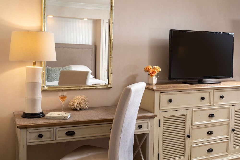 Refuge Inn Deluxe Room, 1 King Bed 10