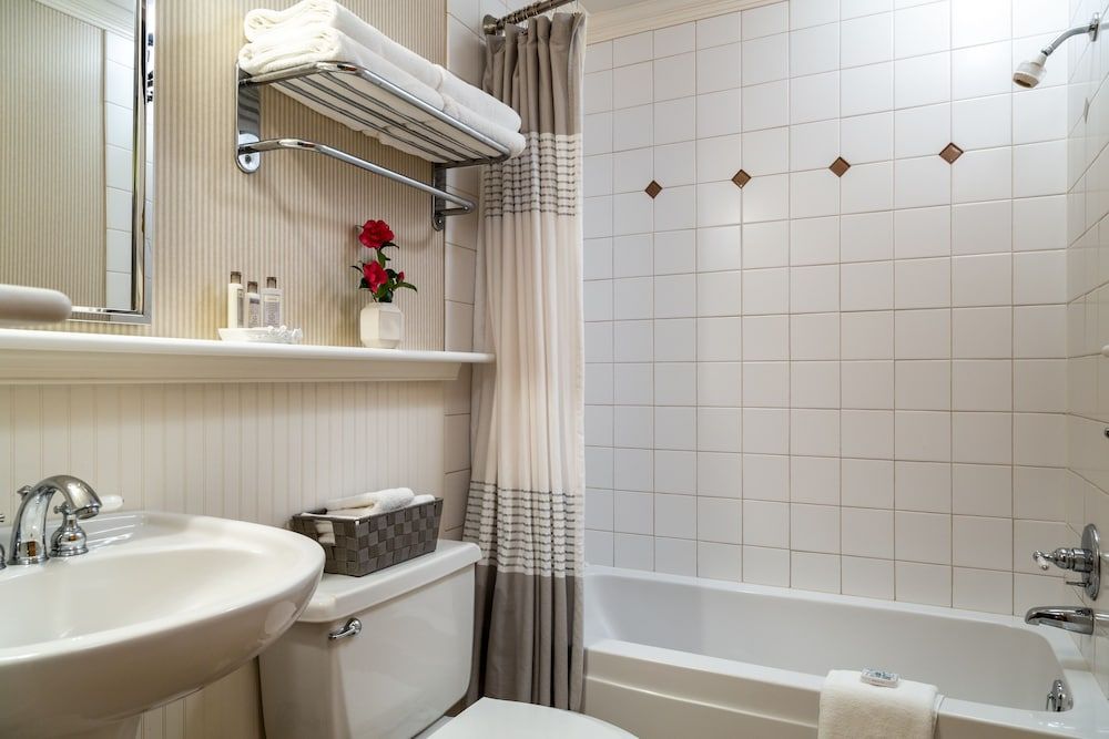 Refuge Inn Deluxe Room, 2 Queen Beds 18