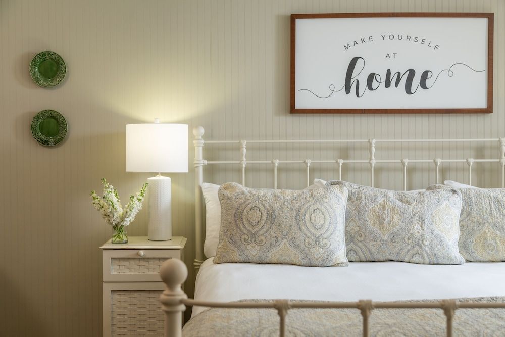 Refuge Inn Deluxe Room, 1 King Bed 7