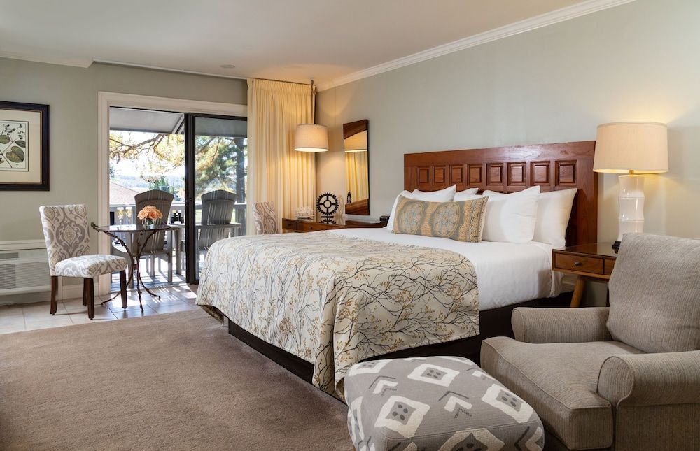 Refuge Inn Deluxe Room, 1 King Bed 9