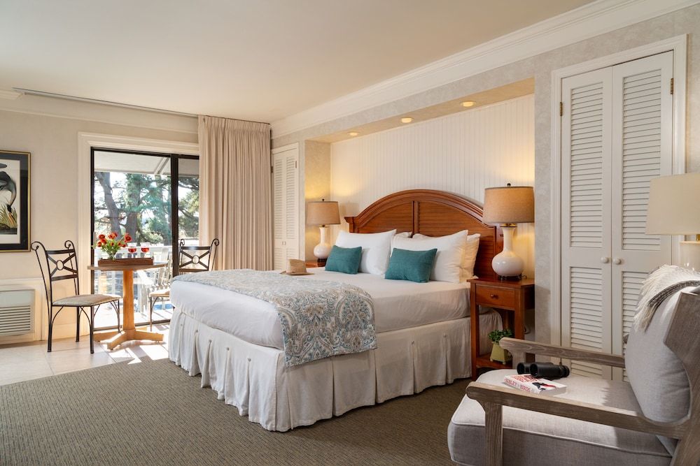 Refuge Inn Deluxe Room, 1 King Bed 4