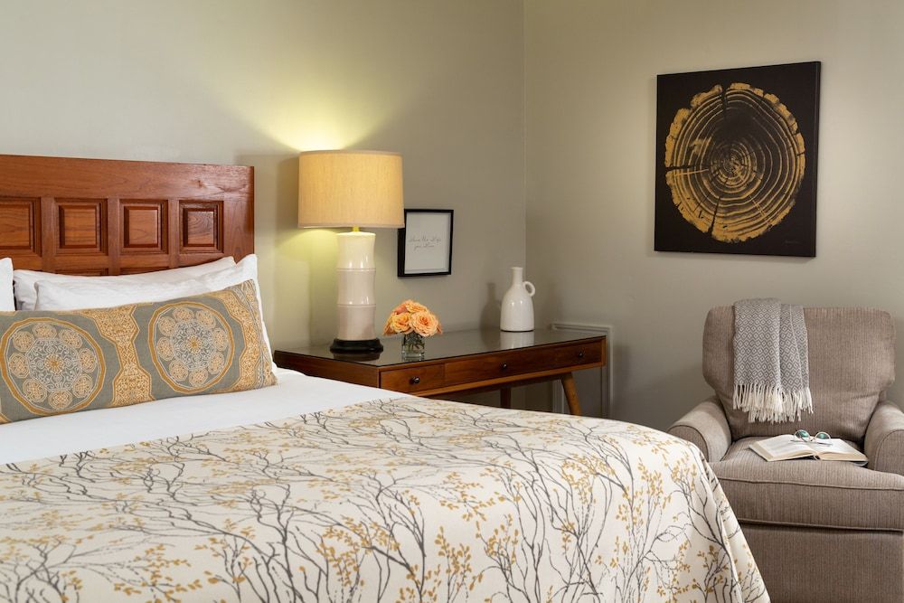 Refuge Inn Deluxe Room, 1 King Bed 11