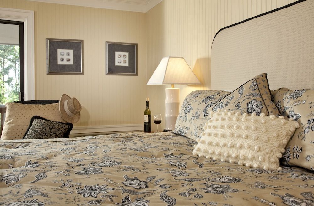 Refuge Inn Deluxe Room, 1 King Bed 3