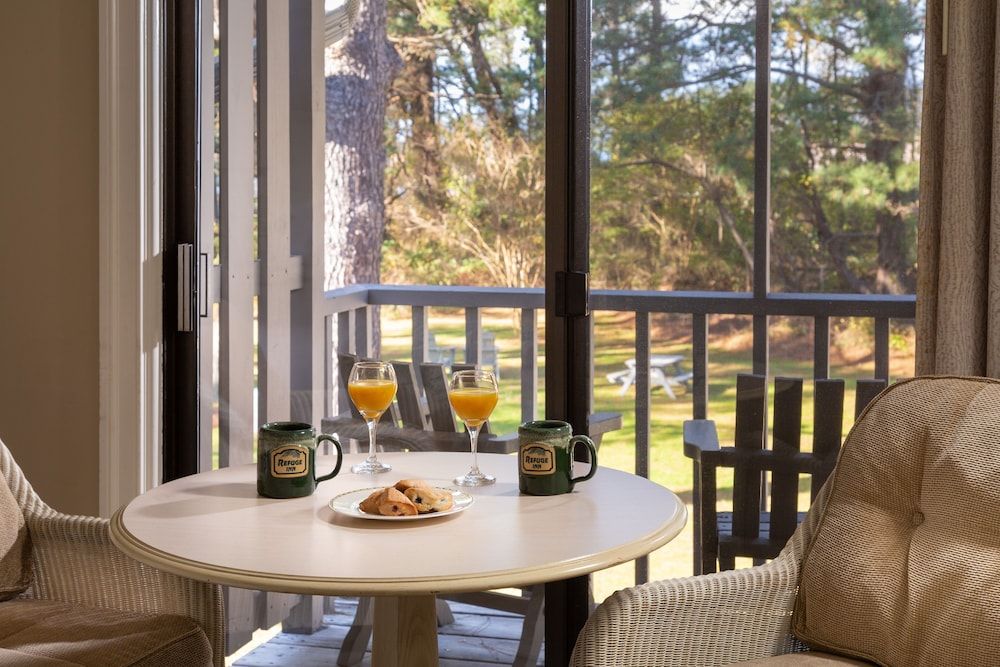 Refuge Inn Deluxe Room, 2 Queen Beds 17