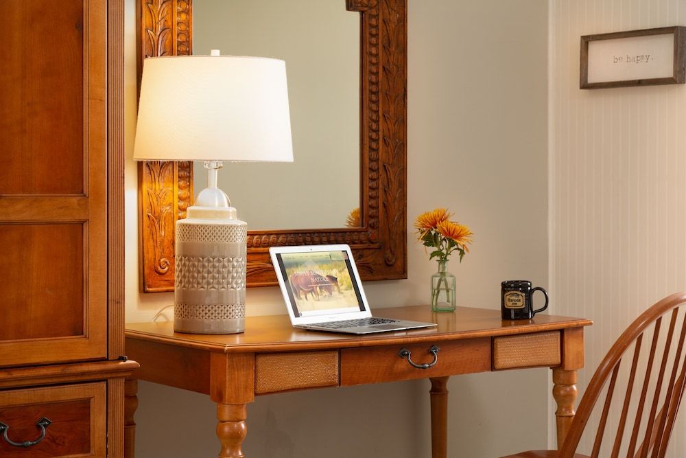 Refuge Inn Deluxe Room, 2 Queen Beds 9