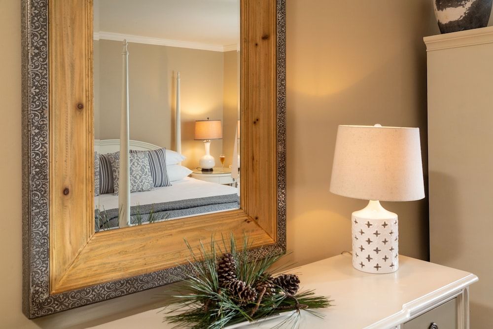 Refuge Inn Deluxe Room, 1 King Bed 5