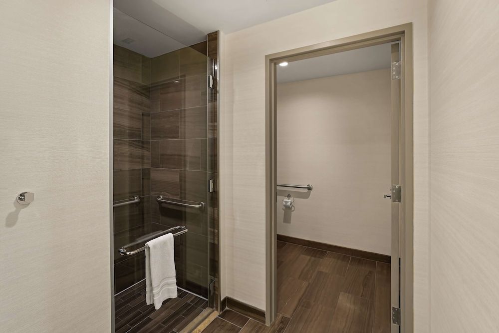 Superior Suite, 1 King Bed (Roll-In Shower)