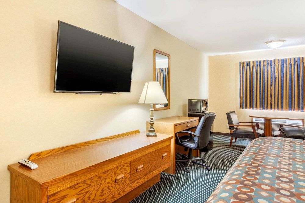 Standard Room, 1 King Bed, Non Smoking