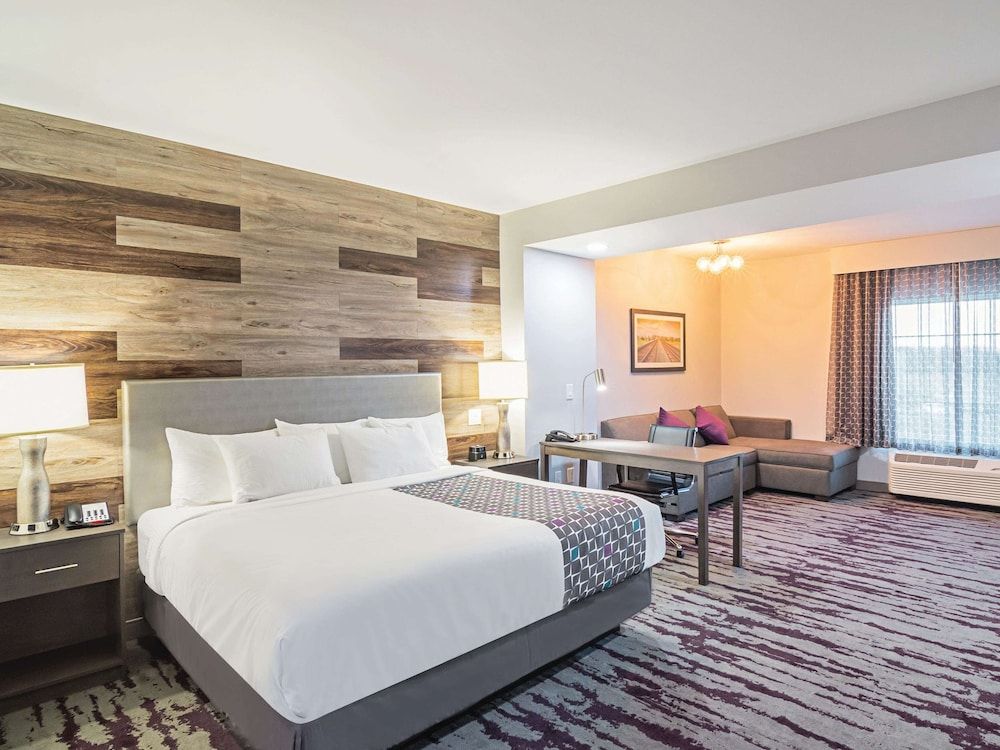 Deluxe Room, 1 King Bed, Accessible, Non Smoking (Hearing, Mobility Roll-In Shower)