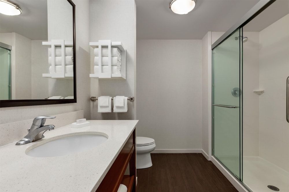 Hampton Inn & Suites Pittsburgh/Harmarville Room, 2 Queen Beds, Non Smoking, Refrigerator 4