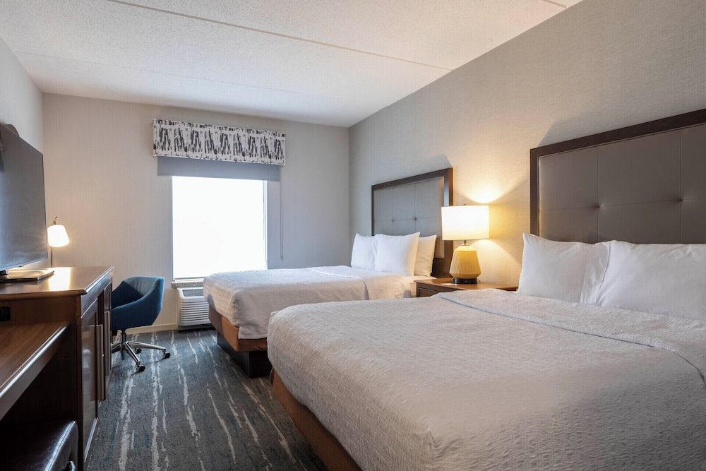 Hampton Inn & Suites Pittsburgh/Harmarville Room, 2 Queen Beds, Non Smoking, Refrigerator 2