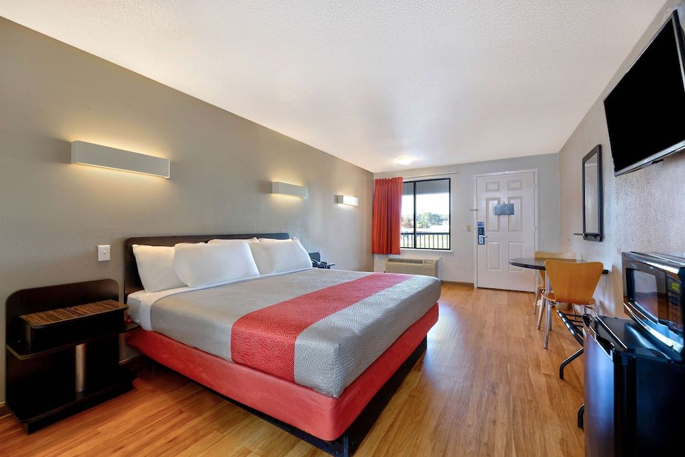 Motel 6 Cookeville, TN Standard Suite, 1 King Bed, Smoking 2