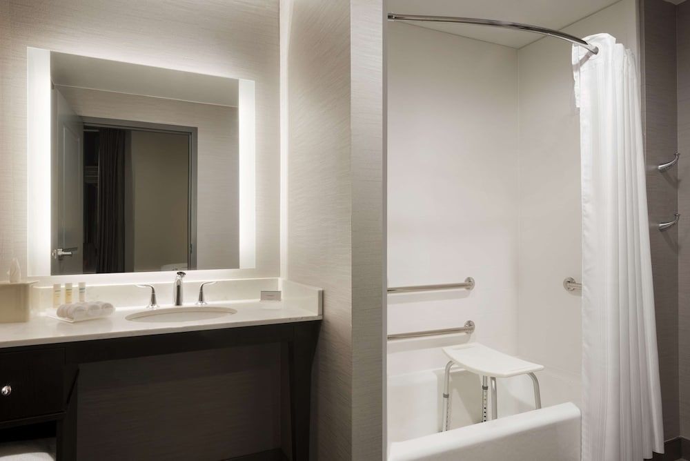 Suite, 2 Queen Beds, Bathtub (Mobility)