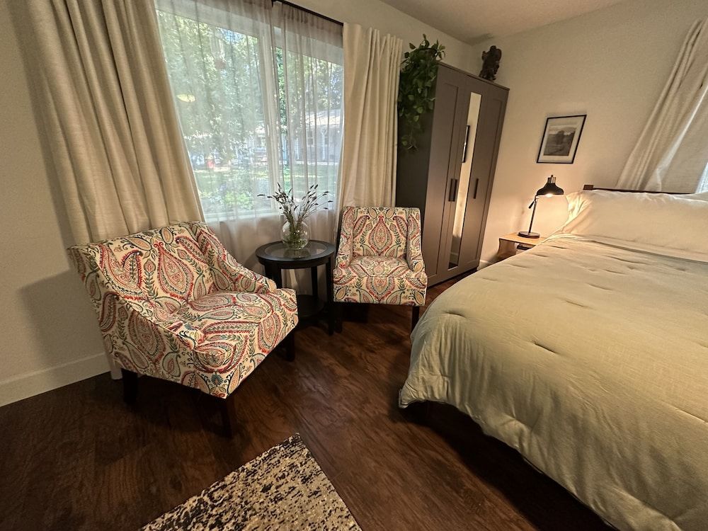 The Pines Inn and Cottages King Room 11 9