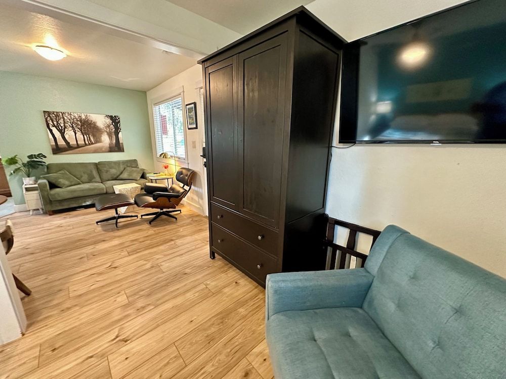 The Pines Inn and Cottages Comfort Cottage, 1 Bedroom 7