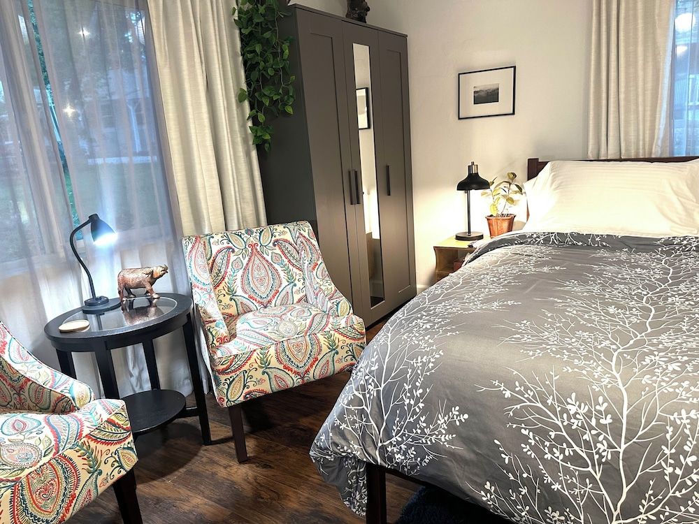 The Pines Inn and Cottages King Room 11 2