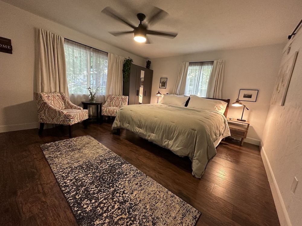 The Pines Inn and Cottages King Room 11