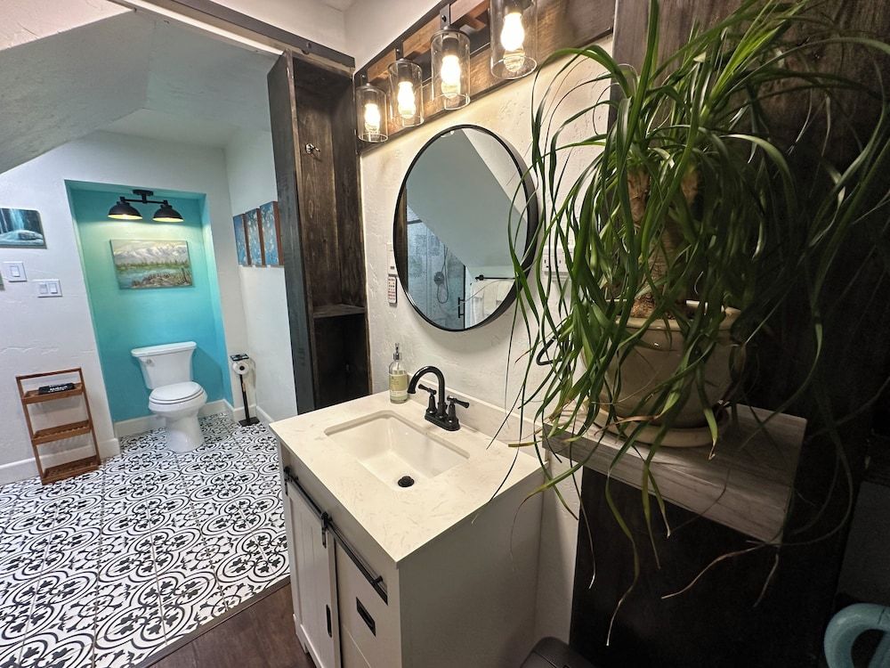 The Pines Inn and Cottages King Room 11 6