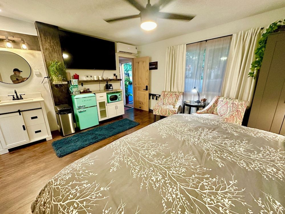 The Pines Inn and Cottages King Room 11 3