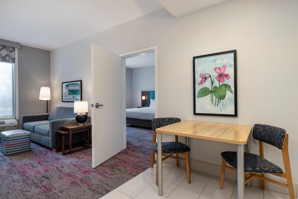 Suite, 1 King Bed, Accessible (Roll-in Shower)