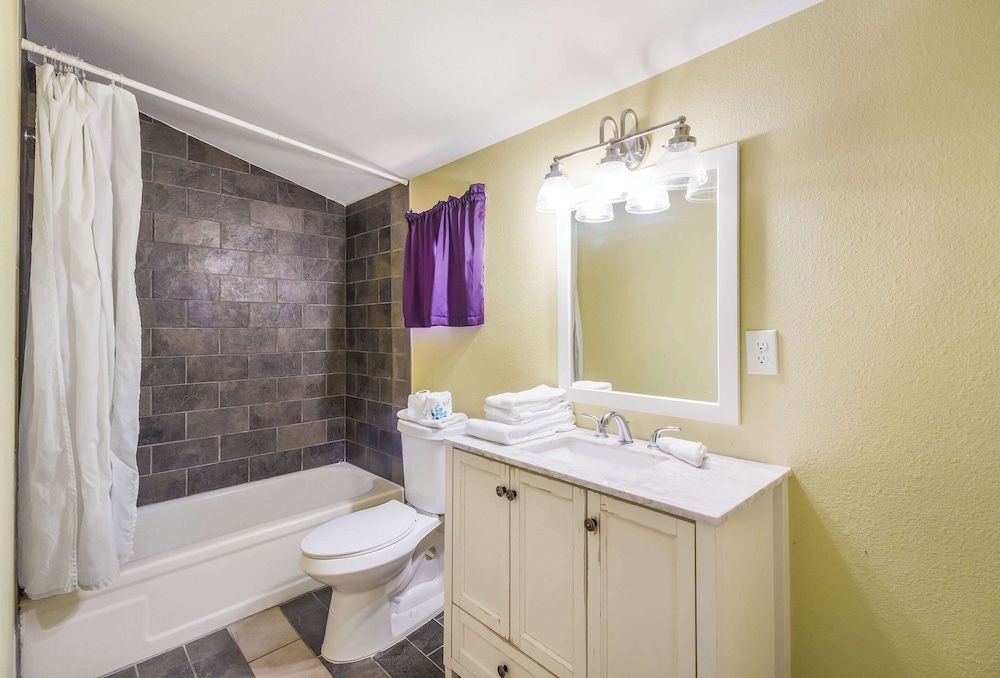 Rodeway Inn Casper Room, 2 Queen Beds, Non Smoking (Efficiency) 6