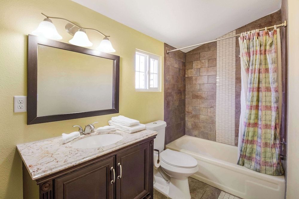 Rodeway Inn Casper Room, 2 Queen Beds, Non Smoking (Efficiency) 5