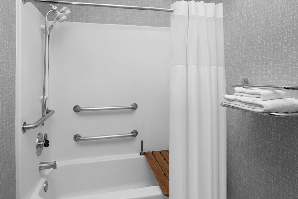 Hampton Inn Phoenix-Biltmore Room, 1 King Bed, Accessible, Bathtub (Mobility & Hearing) 3