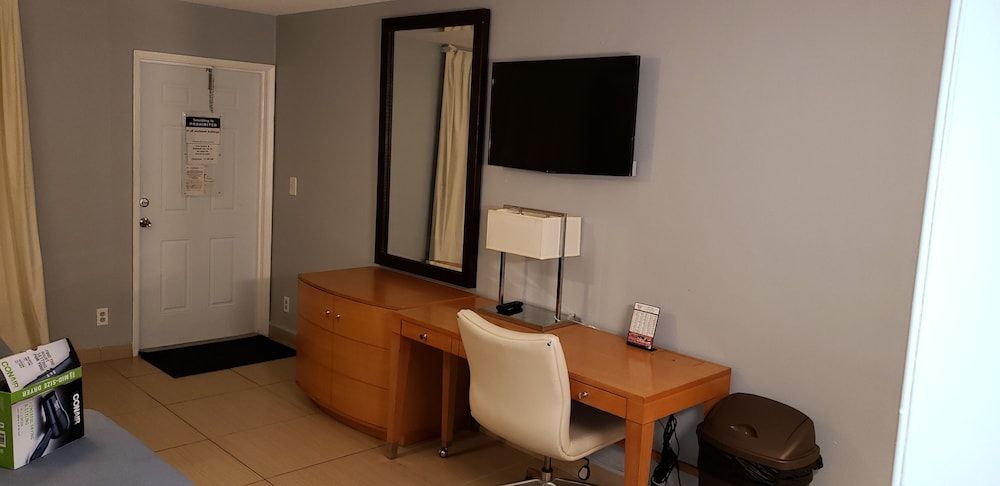 Ocean Mile Hotel Studio, 2 Queen Beds, Kitchen 6