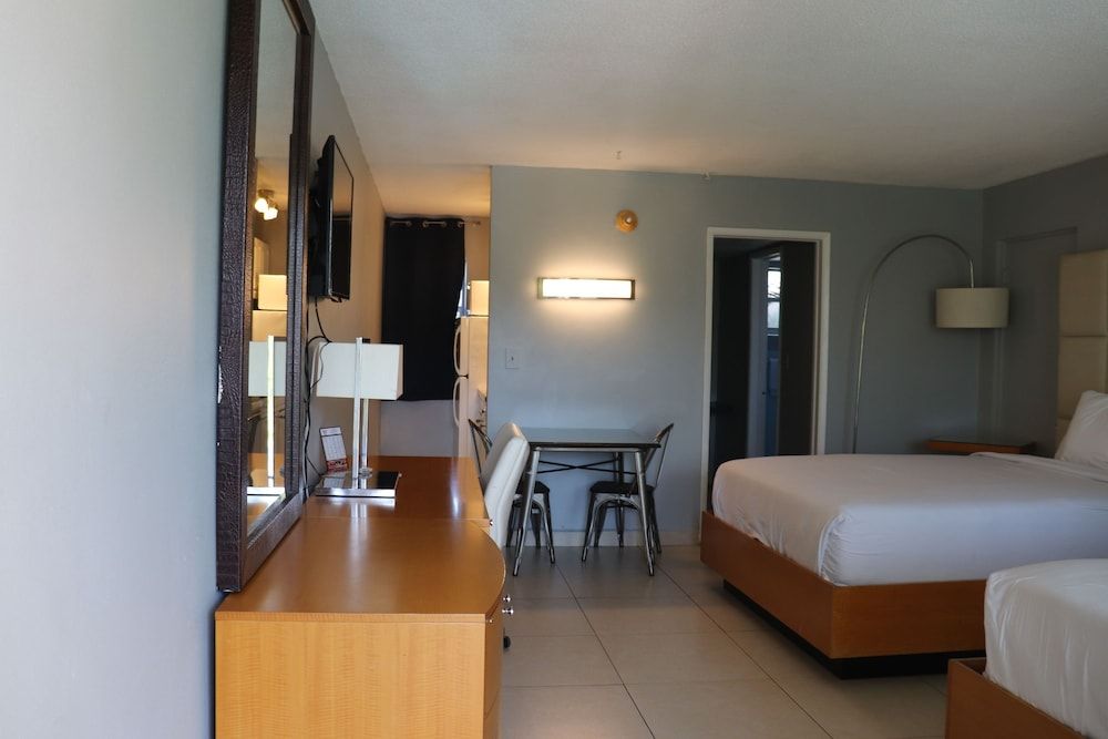 Ocean Mile Hotel Studio, 2 Queen Beds, Kitchen