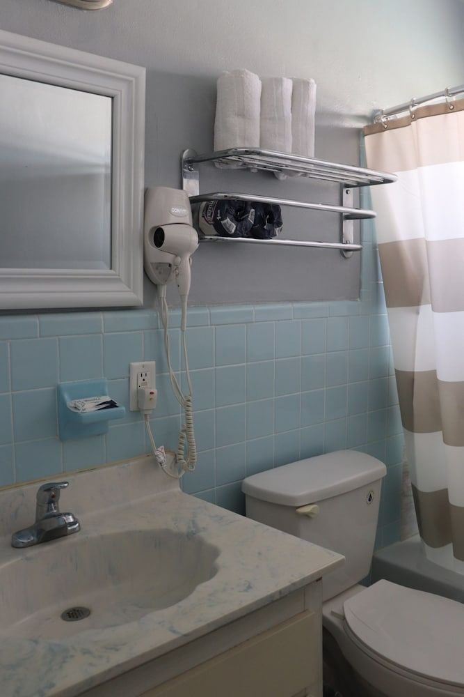 Ocean Mile Hotel Studio, 2 Queen Beds, Kitchen 4