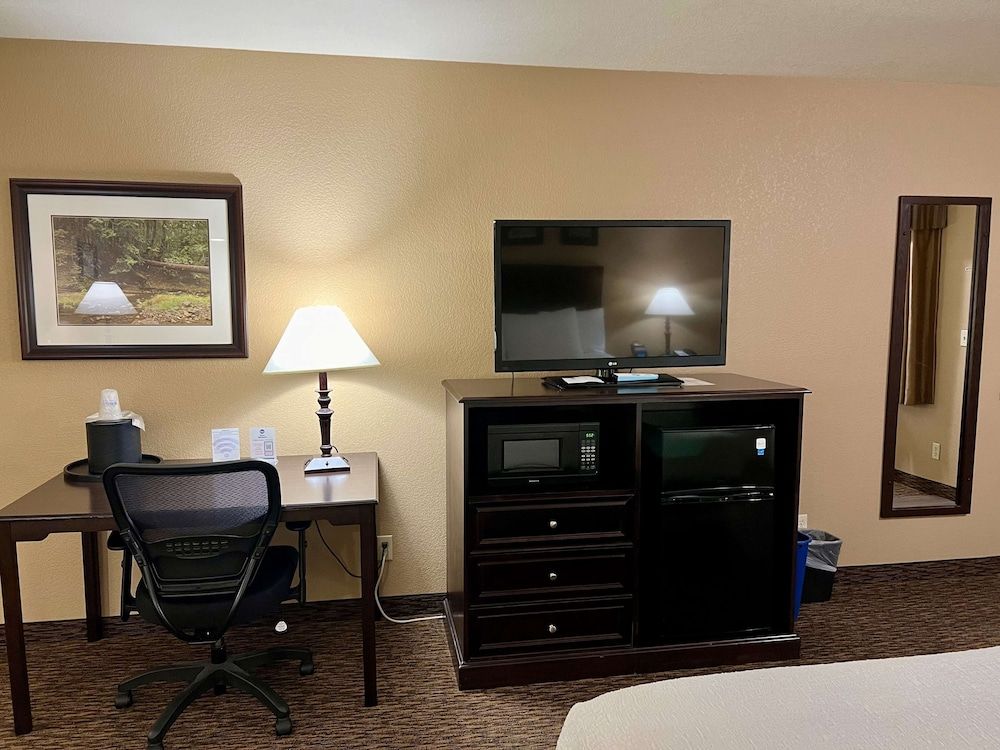 Best Western Country Inn Suite, Multiple Beds, Non Smoking, Refrigerator & Microwave 7