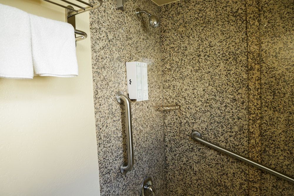 Silver Surf Motel Standard Room, 2 Queen Beds 9