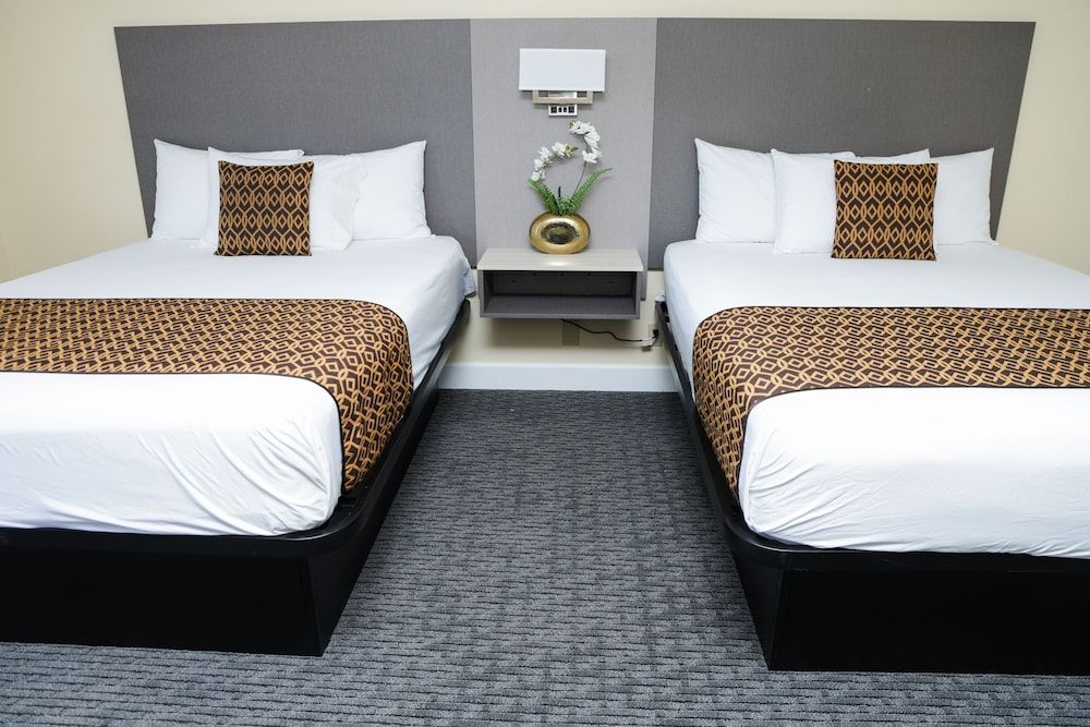 Silver Surf Motel Standard Room, 2 Queen Beds 6