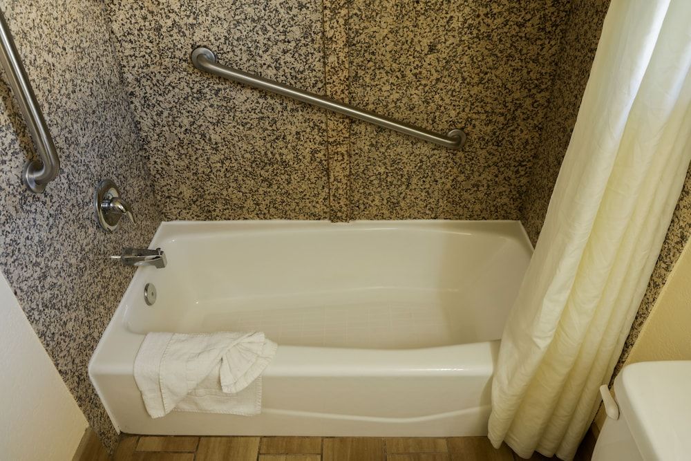 Silver Surf Motel Standard Room, 2 Queen Beds 13