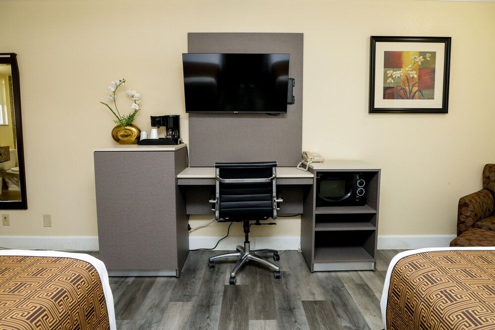 Silver Surf Motel Standard Room, 2 Queen Beds 16