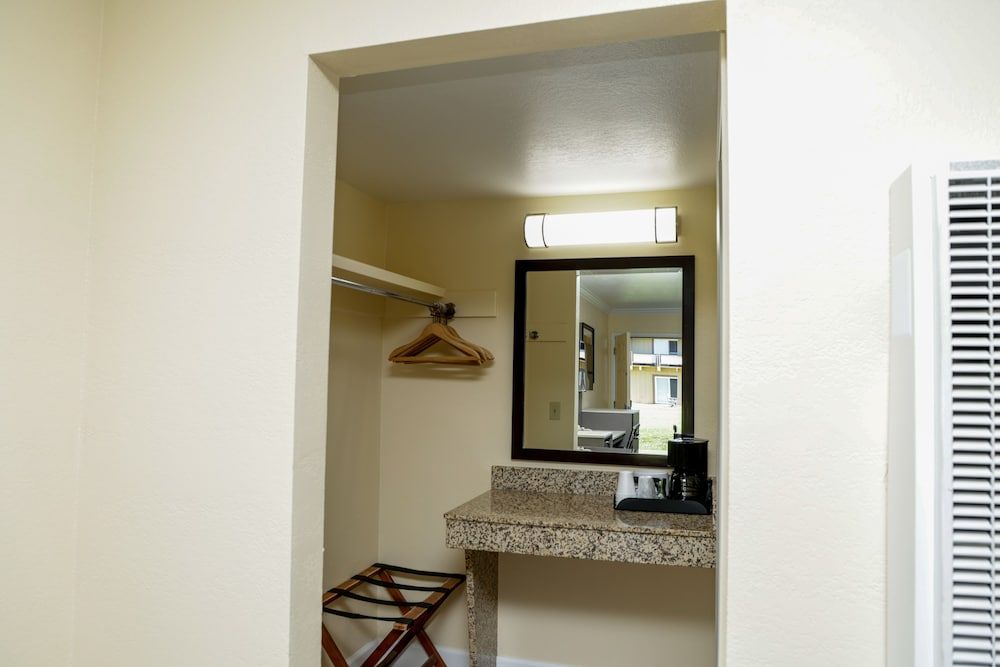 Silver Surf Motel Standard Room, 2 Queen Beds 11