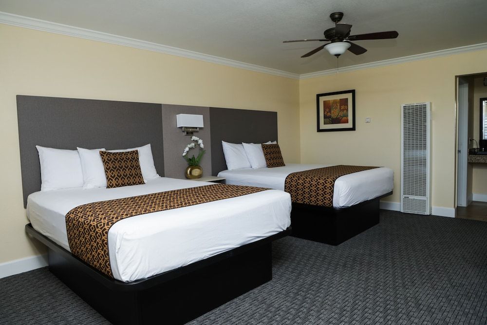 Silver Surf Motel Standard Room, 2 Queen Beds 5