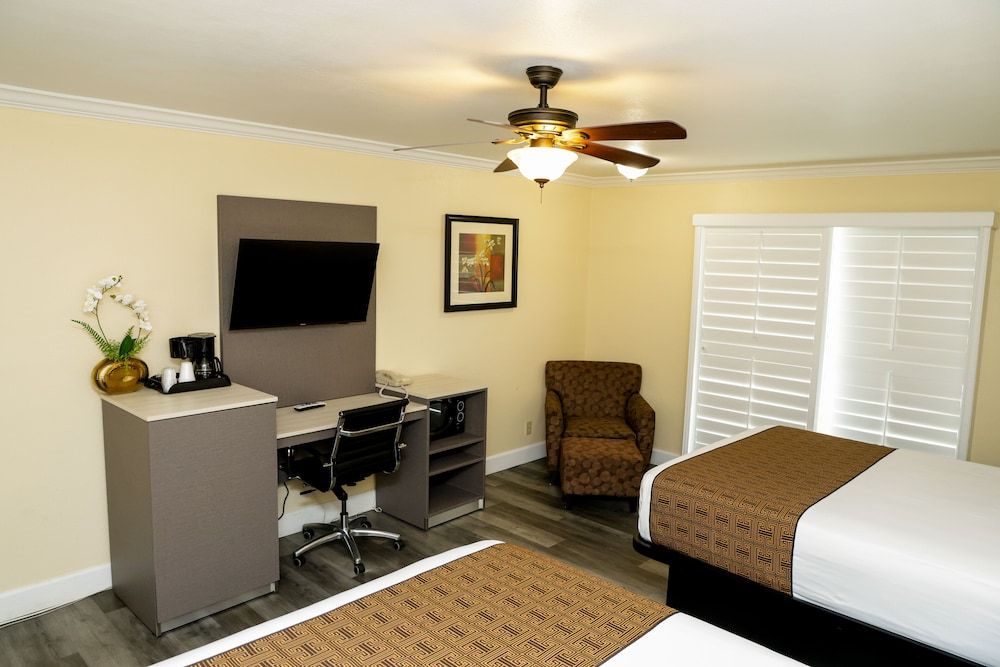 Silver Surf Motel Standard Room, 2 Queen Beds 15