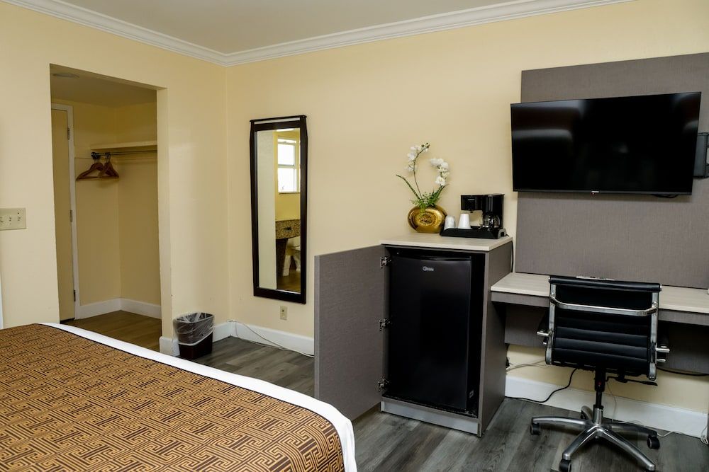 Silver Surf Motel Standard Room, 2 Queen Beds 17