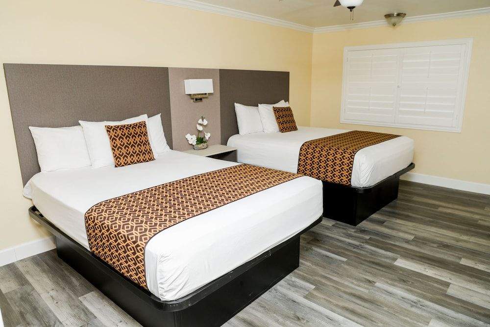 Silver Surf Motel Standard Room, 2 Queen Beds 3
