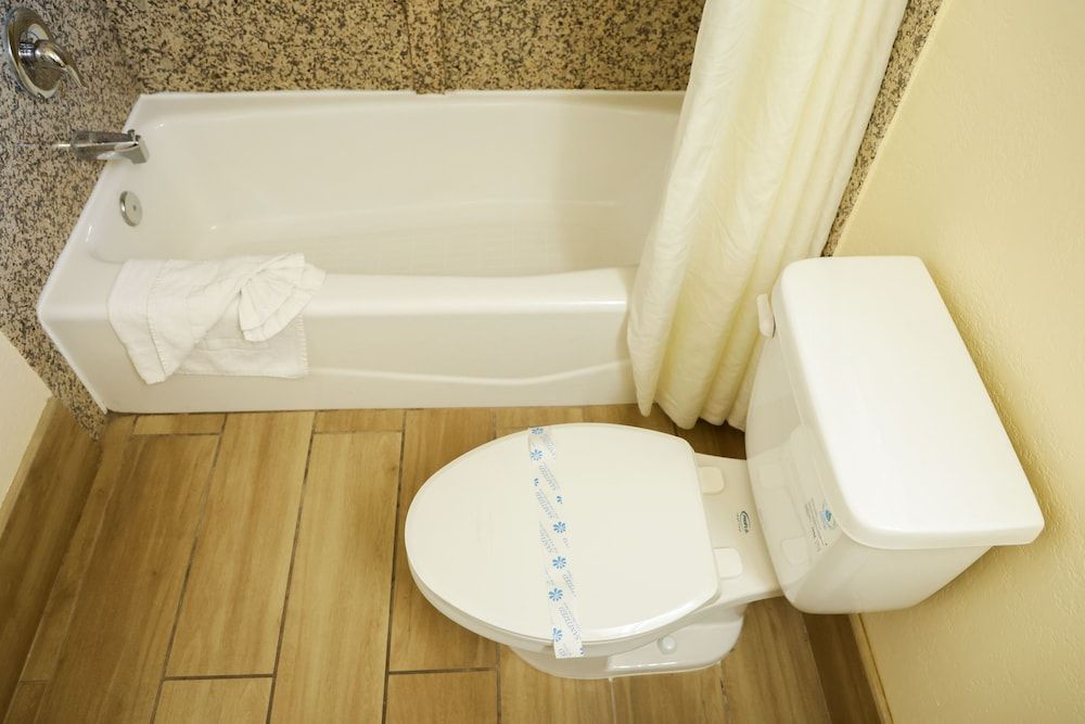 Silver Surf Motel Standard Room, 2 Queen Beds 8