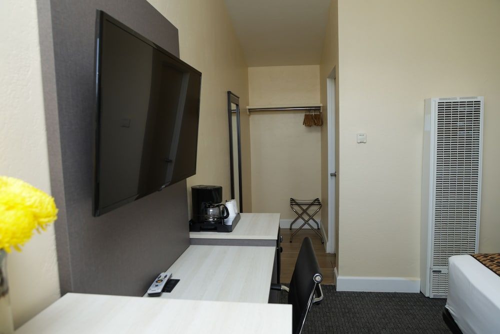 Silver Surf Motel Standard Room, 1 Queen Bed 9