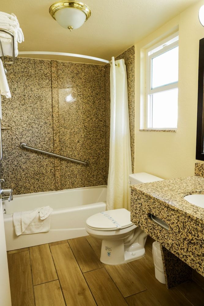 Silver Surf Motel Standard Room, 2 Queen Beds 12