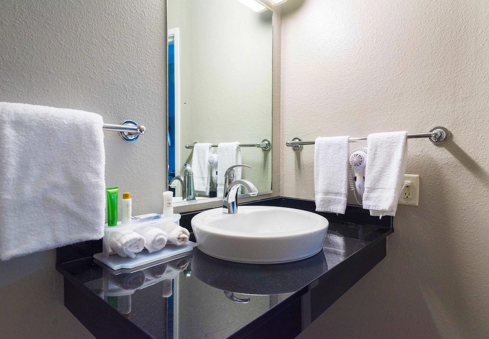 Room, 1 Queen Bed, Accessible, Non Smoking (Roll-In Shower)