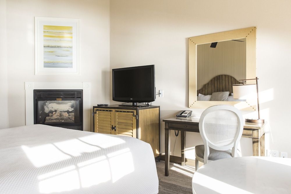 Cottage Inn By The Sea Standard Room, 1 King Bed, Fireplace, Resort View 3